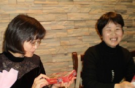 Mizuno-sensei-and-Fujinawa-sensei-enjoy-Xmas-presents-2008