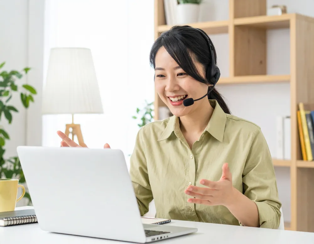 Japanese teacher conducting an online JLPT N3 lesson